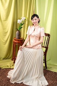 Vestido Ceremonial Vietnamita de 4 Paneles con Brocado y Mini Estampado Floral - Rosa Pastel con Delicado Detalle de Lazo KPP23 - Product Image 4
