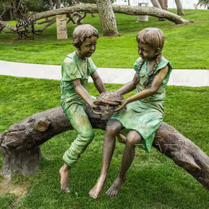 Decoración de jardín al aire libre arte de Metal tamaño real niño niña jugando escultura fundición bronce niños escalada árbol estatuas para Parque - Product Image 3
