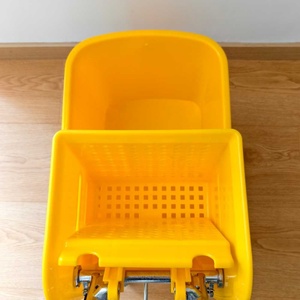 <span class=keywords><strong>Seau</strong></span> de vadrouille <span class=keywords><strong>en</strong></span> plastique à 4 roues facile à déplacer avec roues - Product Image 4