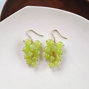 Boucles d'oreilles pendantes mignonnes de raisin vert clair Style forestier à la mode avec petites boucles d'oreilles de fruits anti-allergiques au design de crochet d'oreille frais - Product Image 5