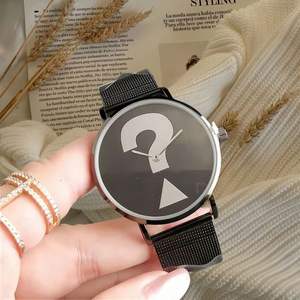 Montre pour femme avec bracelet en maille noire, cadran à signe de question, boîtier argenté, design unique, nouvelle montre de luxe pour femme, montre à quartz pour femme d'affaires - Product Image 1