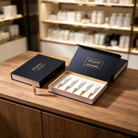Boîte cadeau de luxe bleu marine à fermeture magnétique en forme de livre, logo doré à chaud, doublure en éponge, emballage personnalisé pour ensemble cosmétique et soins de la peau, vente en gros