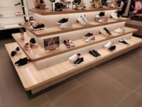 Kleine Eck-Wandvitrine für den Außenbereich Holzmöbel mit Metall und Glas für Schuhgeschäft-Ausstellungsregale in Schuhläden