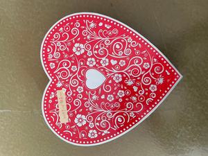 カスタマイズ可能な赤と白の花柄ハート型ギフトボックス、バレンタインデーや記念日のプレゼントに最適 - Product Image 4