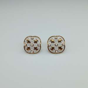 Pendientes de Moda con Diseño de Estrella, Acero Inoxidable 316L, Baño de Oro PVD, Esmalte Blanco y Perlas - Product Image 1