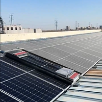 Robot intelligent de nettoyage de panneaux photovoltaïques suspendus pour l'entretien et l'exploitation des équipements de nettoyage de panneaux solaires