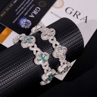 Bracelet élégant et audacieux, style haut de gamme, chaîne cubaine opulente et trèfle à quatre feuilles entièrement pavé de moissanite