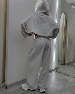 Ensemble de survêtement 2 pièces pour femme, personnalisable avec logo, comprenant un pantalon de survêtement long confortable et un sweat à capuche court zippé intégral - Product Image 4