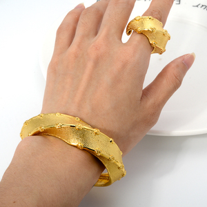Nuevo Conjunto de Pulsera y Anillo con Baño de Oro de 14K para Mujer, con Diseño Floral para Bodas - Product Image 6