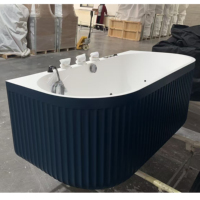 Baignoire en pierre artificielle rose avec surface à motif marbré, baignoire autoportante de spa avec massage