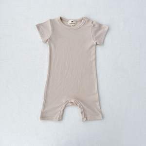 Mono de bebé niña acanalado liso con diseño de botones personalizados en el hombro izquierdo, pelele en blanco para niños pequeños - Product Image 4