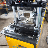 Machine de formage à rouleaux en acier haute résistance pour les lames de porte à volets résistantes au vent, équipement de panneau de porte de type rail de guidage industriel