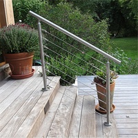 Rampe d'escalier en bois antique avec balustrade et main courante en bois