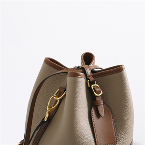 Sac à main bandoulière en cuir véritable à cordon de serrage, résistant à l'eau, avec logo personnalisé, style litchi, pour femmes - Product Image 5