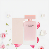 Perfume para Mujer en Botella Rectangular Rosa Pálido con Tapa de Terciopelo y Perlas, Aroma de Sillage Negro