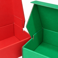 Emballage cadeau en carton personnalisé, minimaliste et luxueux, en matériaux recyclés rigides, avec fermeture magnétique et laminage mat