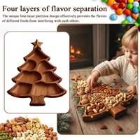 Houten charcuterieplank met meerdere compartimenten voor kerst, voor desserts, fruit, vlees en snacks