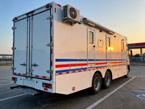 Ambulance équipée 6x4, véhicule mobile hospitalier avec postes de travail informatiques pour la référence médicale - Product Image 3