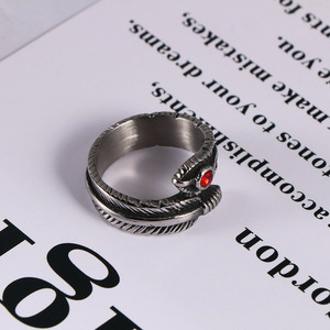 Anillo de Plumas Gótico Retro para Hombre, Acero de Titanio con Incrustaciones de Piedra Roja SA416, Joyería de Regalo - Product Image 3