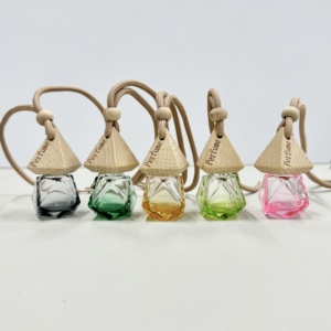 Custom 8ml Car <span class=keywords><strong>Hanging</strong></span> Difusor Garrafa De Perfume De Vidro Preto Forma Quadrada Triângulo Tampa De Madeira com Tampa De Parafuso Tipo De Vedação - Product Image 1