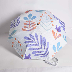 Sombrilla Plegable Portátil Clásica con Recubrimiento Negro, Protección Solar, Impermeable, Personalizable con Estampado Floral, Correa de Transporte para Viajes - Product Image 2