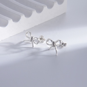 Boucles d'oreilles personnalisées en argent sterling 925 avec un ours et un nœud, unisexe - Product Image 3