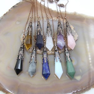 Vente en gros de cristaux de pierre naturelle 7 Chakra de haute qualité Pendules en pierres précieuses Pendentif en pierre d'énergie Pendule à colonne hexagonale - Product Image 1