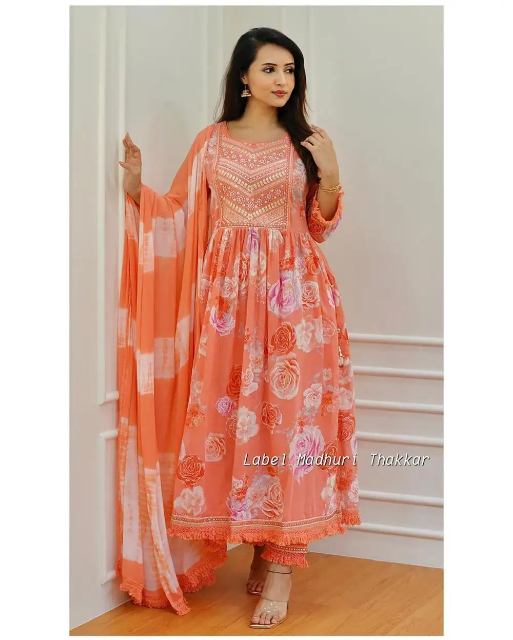 Vendita calda tradizionale stile indiano puro cotone Anarkali Niara taglio completo con Designer Dupatta per le donne vestito da festa