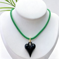 Collier pendentif cœur pointu en émail brillant couleur cuivre avec cordon torsadé en polyester et fermoir en laiton pour femmes et filles