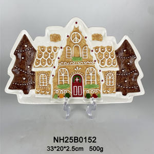 Plato de Servir Navideño Festivo con Forma de Casa de Jengibre de Cerámica con Detalles Intrincados de Glaseado y Detalles Festivos - Product Image 1
