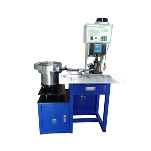 Máquina automática de terminales de prensado de dispersión 4T con bandeja de vibración para terminales de hebilla redonda - Product Image 2