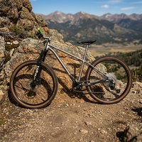 Vélo de montagne en titane VTT 12 vitesses Frein à disque Fourche à suspension Hardtail