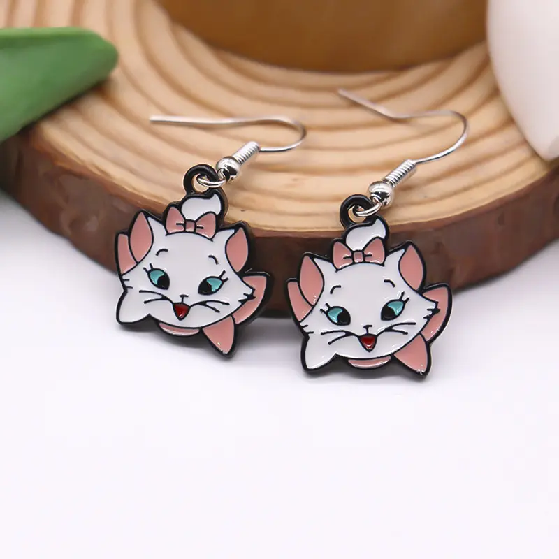 Yeni varış popüler sevimli anime kedi küpe kolye özel yumuşak emaye küpe stokta