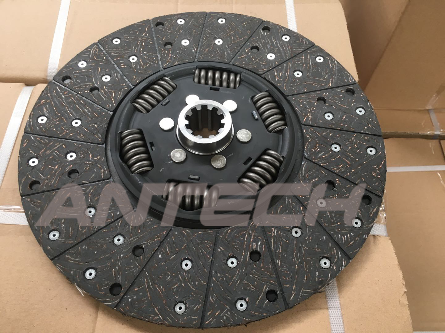 clutch disc .1878 001 501 . 1878 002 599. 1878 002 307.3151000 079. use for MAZ, PAZ, KAMAZ, KAVZ, YUTONG, AVIA TRUCK
