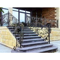 Rampe d'escalier moderne en fer forgé sur mesure avec balustres verticaux pour extérieur, idéale pour les projets de villas et de bâtiments résidentiels