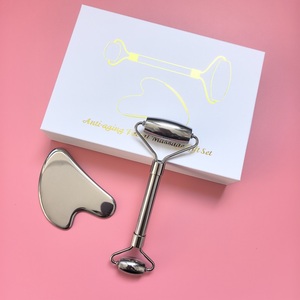 Set di <span class=keywords><strong>Rullo</strong></span> Facciale e Gua Sha in Acciaio Inossidabile per Massaggio e Cura della Pelle, Strumento per Massaggio Commerciale - Product Image 1