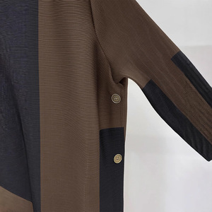 Abaya plissée style Miyake, noir et marron à carreaux, manches longues, devant ouvert, col à revers, robe ample, résistante aux plis, vêtement d'extérieur pour femmes musulmanes - Product Image 4