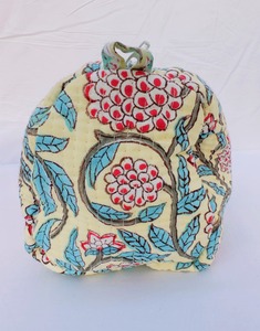 Trousse de Toilette et de Voyage Matelassée en Coton Faite à la Main, Imprimée au Bloc et Brodé - Product Image 5