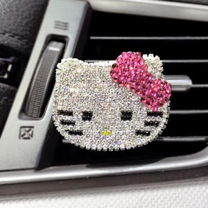 Bestseller Hello Kitty Kopfform Metall-Anhänger für Auto-Lüftungsauslass Duftspender Innenraum-Dekoration - Product Image 3