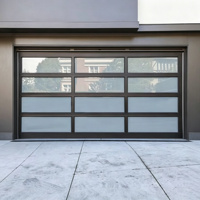 Porte de garage de villa moderne à cadre en aluminium anodisé noir, panneaux en verre trempé dépoli, fonctionnement électrique, faible encombrement