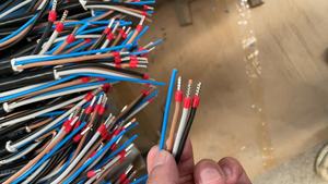 Pinza Amperimétrica Digital UNI-T UT202S de Alta Precisión AC/DC, Voltímetro Anti-quemaduras y Anti-errores 600V 40-1000Hz para Uso Doméstico - Product Image 4
