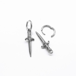 Boucles d'oreilles créoles personnalisées pour hommes, plaquées or, hypoallergéniques, avec breloque poignard gravée, style vintage viking punk gothique - Product Image 3