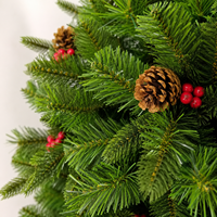 Sapin de Noël artificiel avec des cônes de pin et des baies rouges, pointes mélangées, arbre de Noël vert dense pour la décoration de la maison et des hôtels