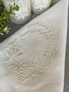 Servilletas de Lino de Lujo Totalmente Blancas con Bordado Delicado Artesanía Exquisita para Bodas Cenas Elegantes Eleve la Clase de su Mesa - Product Image 4