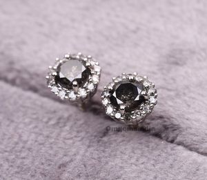Boucles d'oreilles Halo |   Diamants de style bohème cultivés en laboratoire, taille brillant sel et poivre |   Paire de clous d'oreilles en or - Product Image 2