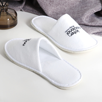 Chaussons d'hôtel jetables en mousse blanche de qualité supérieure, brodés avec logo personnalisé, pour les clients des chambres d'hôtel