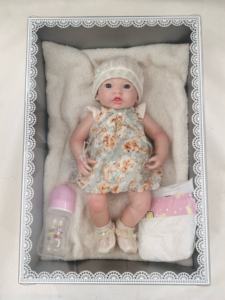 Fabricante Profesional de Muñecas de Silicona Suave Unisex con Ropa de Bebé, Almohada, Chupete, Pañal y Biberón - Product Image 2