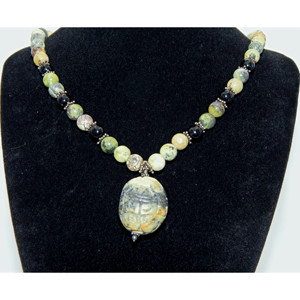 Vintage Jasper, onice nero e Serpentine in pietra con asiatico ciondolo intagliato - Product Image 2