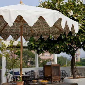 Sombrillas de patio al aire libre a prueba de viento con flecos lona bohemia de lujo portátil logotipo impreso personalizado sombrillas Sol de madera para jardín