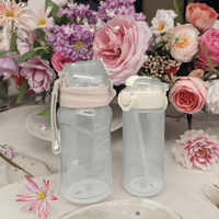Gobelet à eau en plastique pour enfants avec motif d'ours estival mignon, avec sangle pour étudiant, lavable au lave-vaisselle, à boire directement pour l'école et le camping